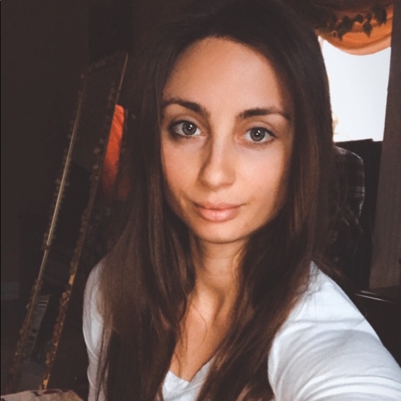 Meet your Posher, Melissa - Picture 2 of 3